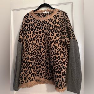 Adorable mixed print THML sweater top!